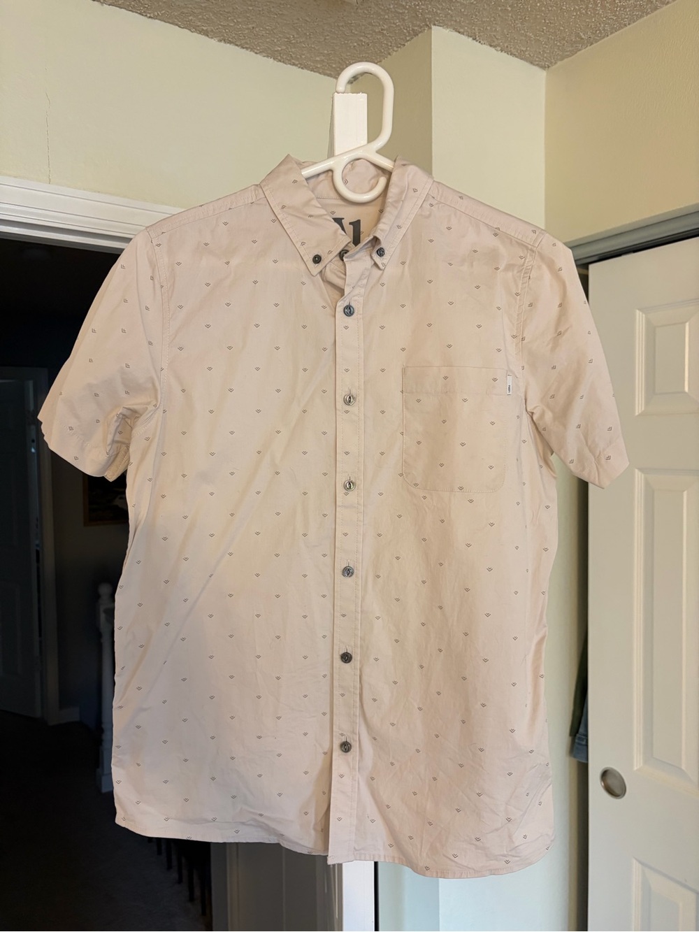 Vuori Men's Short-Sleeve Button-Down Shirt in Light Beige with Micro Print